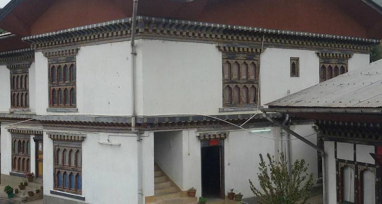 Traditionele Bhutanese architectuur met ingewikkeld ontworpen ramen.