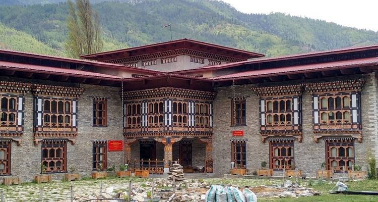 Traditioneel gebouw met bergen op de achtergrond.