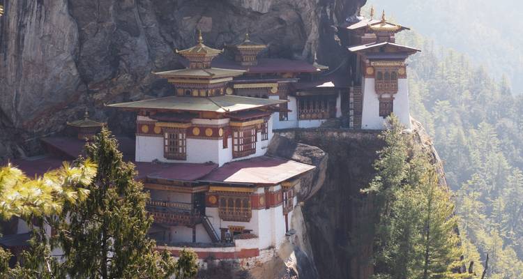 Monastère de Taktsang perché sur une falaise.