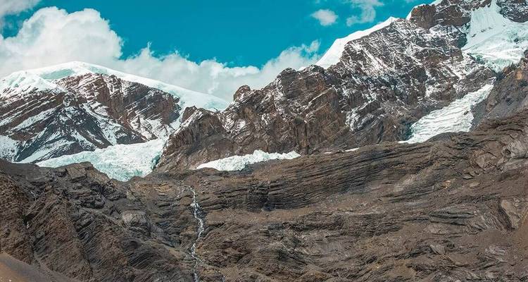 Montagnes enneigées avec un ciel bleu clair.