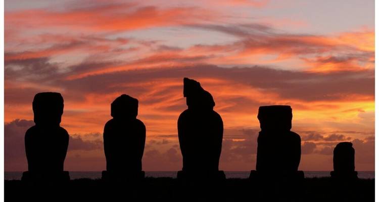 Silhouette des statues Moaï au coucher du soleil.