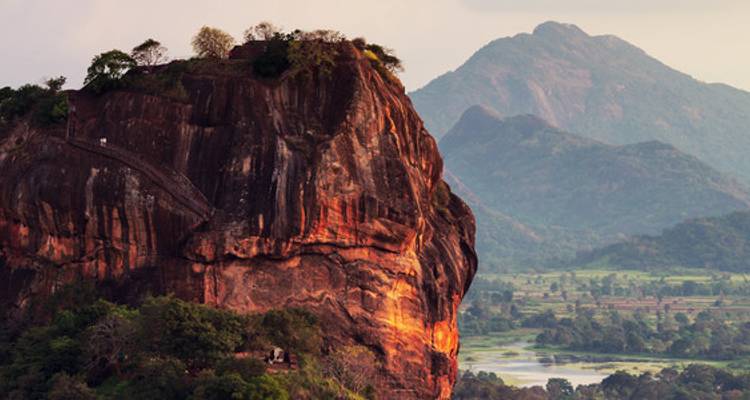 La forteresse rocheuse de Sigiriya au coucher du soleil.