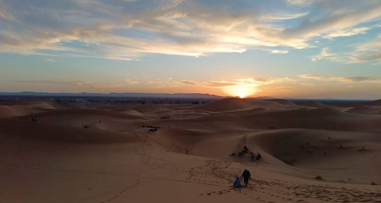 Paysage désertique avec dunes de sable pendant un coucher de soleil magnifique.