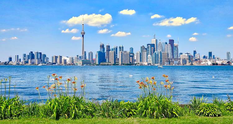 Horizon de Toronto avec la Tour CN de l'autre côté du lac Ontario sous un ciel bleu d'été.