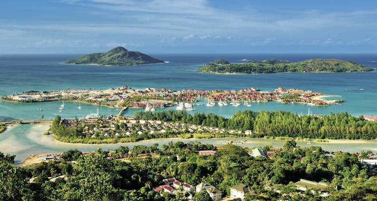 Vue aérienne d'îles avec bateaux et maisons