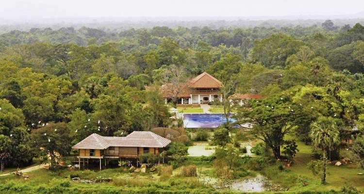 Station balnéaire entourée de forêt tropicale.