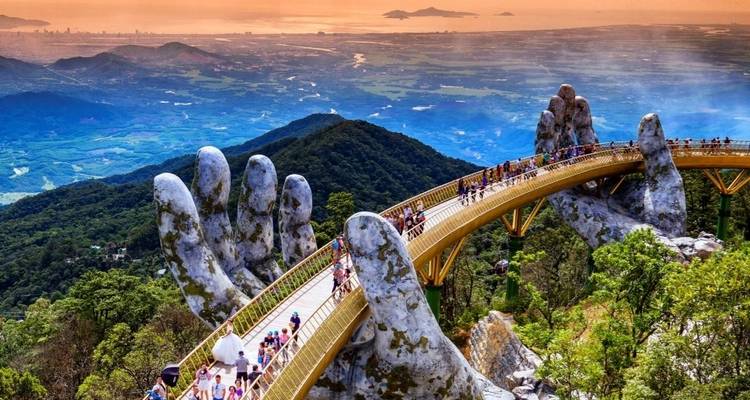 Gouden brug vastgehouden door gigantische stenen handen met uitzicht op een vallei.