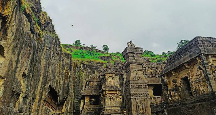 Ruines architecturales anciennes avec une végétation luxuriante.