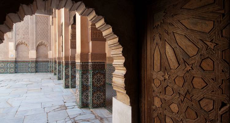 Intrincados detalles arquitectónicos marroquíes y arcada.