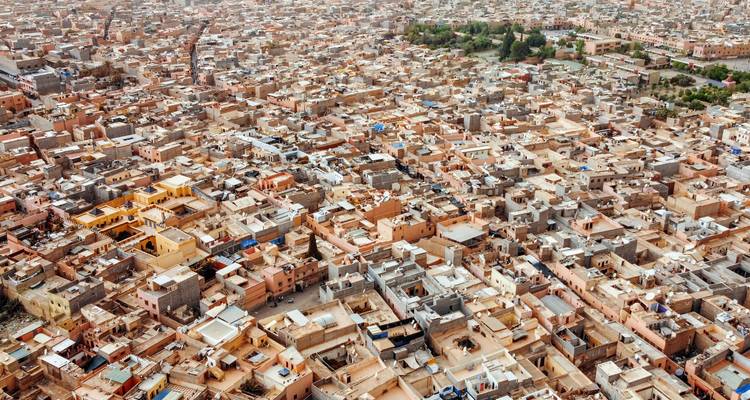 Vista aérea de Marrakech mostrando densos edificios tradicionales.