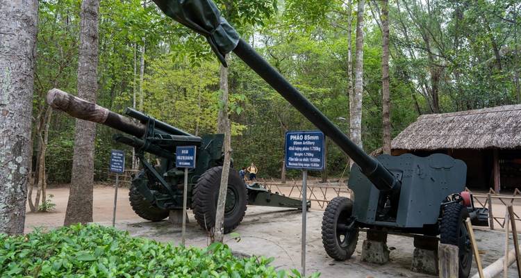 Exposition extérieure d'artillerie militaire dans une zone boisée.