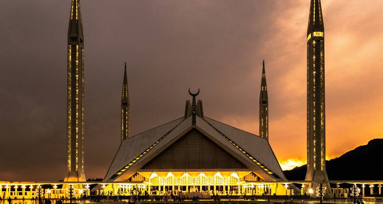 Verlichte moskee in de schemering met dramatische verlichting.