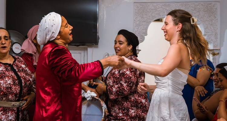 Vrouwen die dansen en genieten van een feestelijk moment.