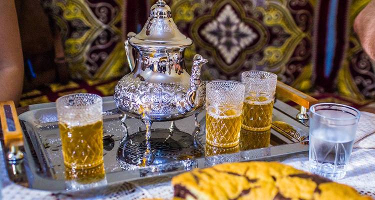 Traditionele theeset met glazen op een dienblad.