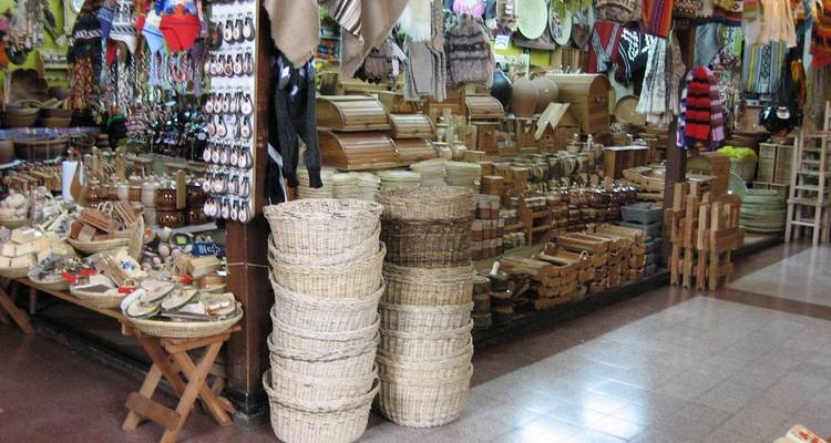 Un étal de marché présentant divers paniers tressés et objets d'artisanat.