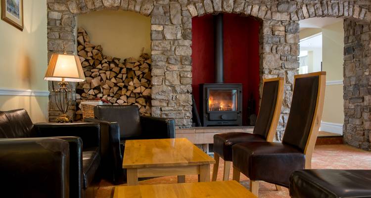 Ein gemütlicher Sitzbereich mit einem Steinkamin.