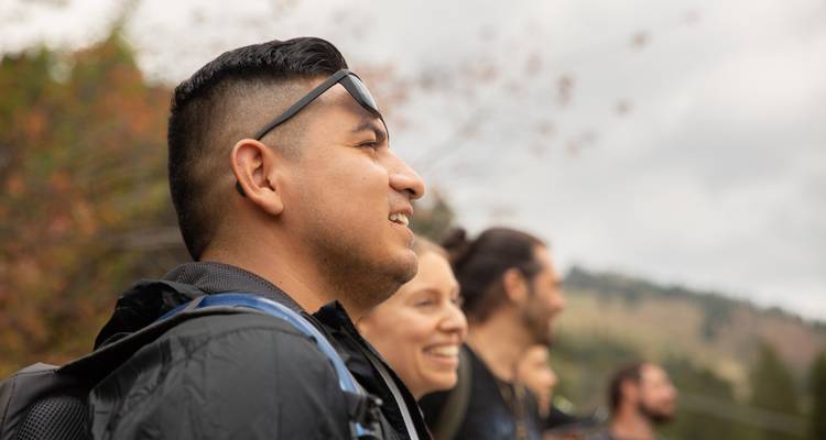 Grupo de personas disfrutando de la vista en un entorno natural.