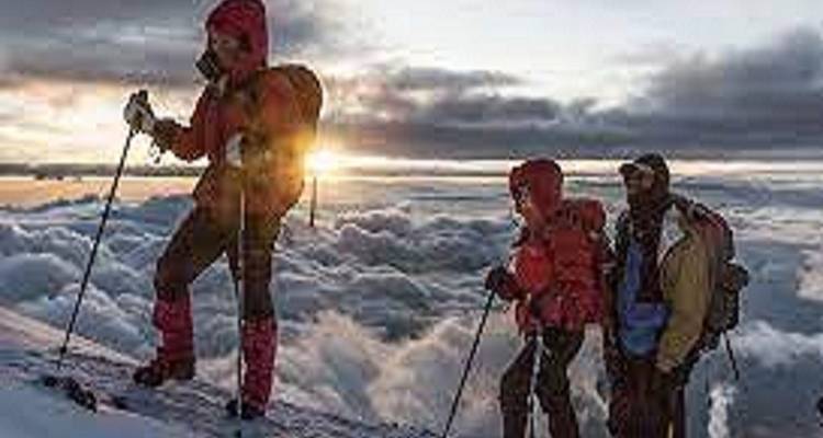 Bergsteiger mit weitläufigen Wolkenaussichten.