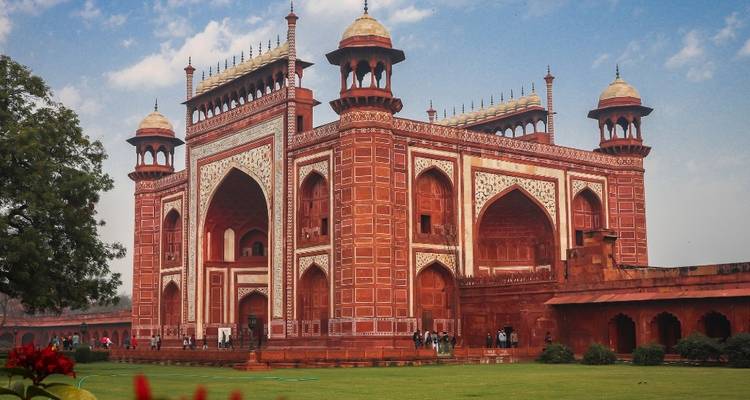 Poort van het Taj Mahal-complex, met Mogolarchitectuur.