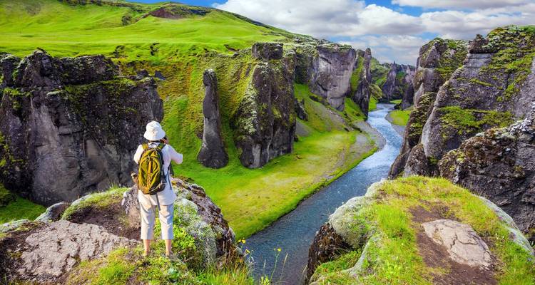 Person, die eine malerische Schlucht mit einem hindurchfließenden Fluss fotografiert.
