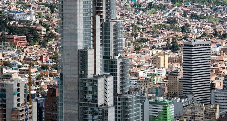 Vista ampliada de edificios modernos en un paisaje urbano.