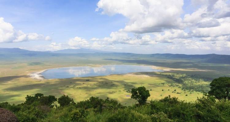 Weite Aussicht auf den Ngorongoro-Krater mit einem See in der Mitte.