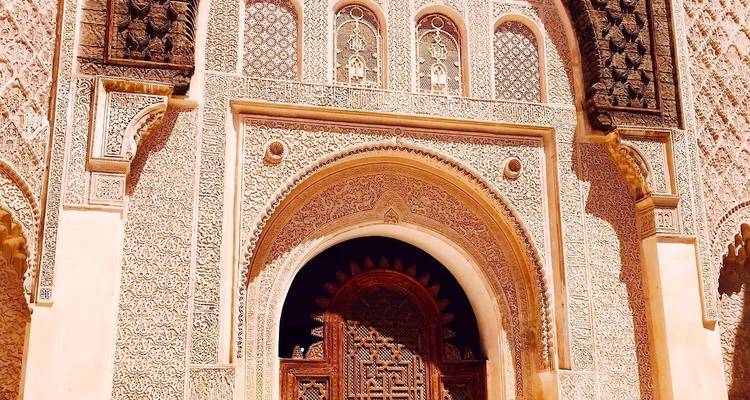 Entrada intrincadamente diseñada de un edificio tradicional marroquí.