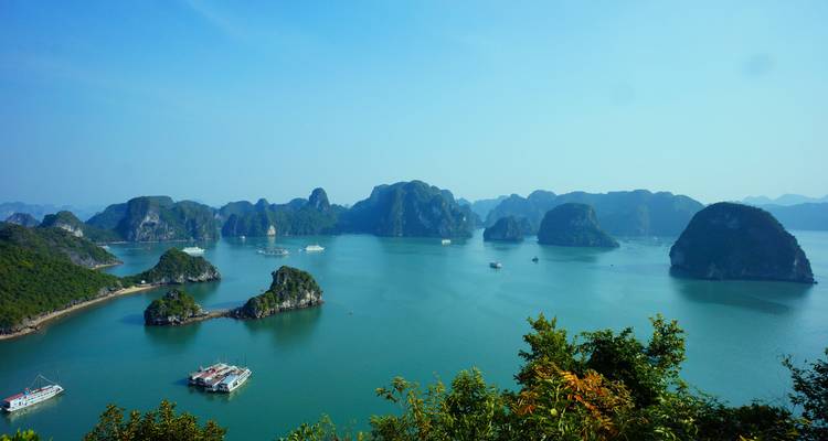 Panoramablick auf die Kalksteininseln der Halong-Bucht, Vietnam