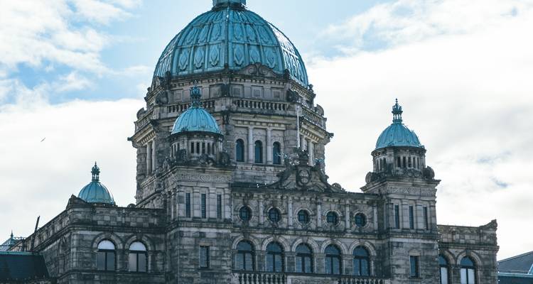 Close-up van de sierlijke koepel en torens van de parlementsgebouwen van British Columbia.