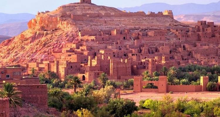 Aït Benhaddou, un village fortifié historique aux bâtiments de couleur ocre.
