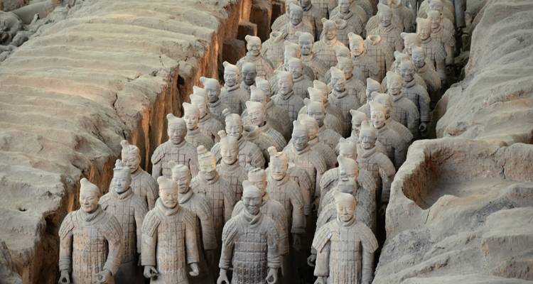 Terrakotta-Krieger, die an einer Ausgrabungsstätte ausgestellt sind.