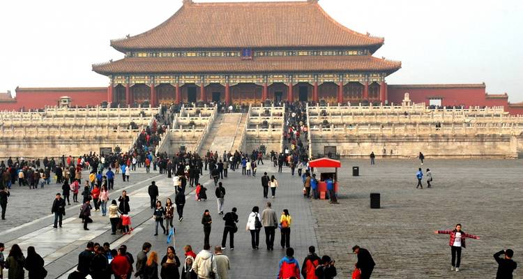 Viele Touristen erkunden einen großartigen, alten chinesischen Palast.