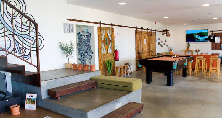 Innenansicht eines Gemeinschaftsraums mit Billardtisch.