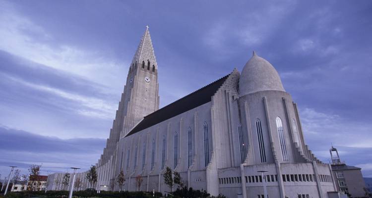 Beroemde kerk in Reykjavik, IJsland, onder een bewolkte hemel.