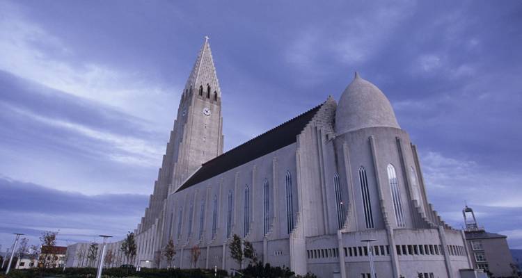 L'église Hallgrimskirkja contre un ciel de soirée bleu sombre et atmosphérique