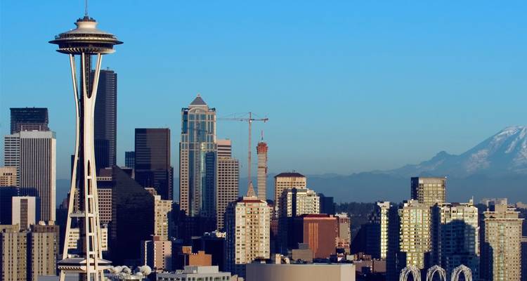 Wiederholung der Seattle-Skyline mit Space Needle an einem klaren Tag.