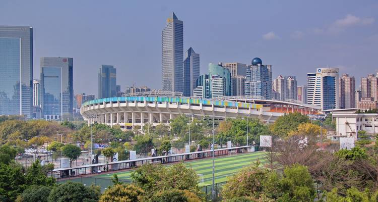 Un stade moderne avec un paysage urbain en arrière-plan.