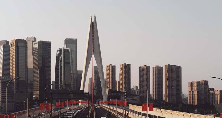 Un pont et horizon urbain à Chongqing, Chine.