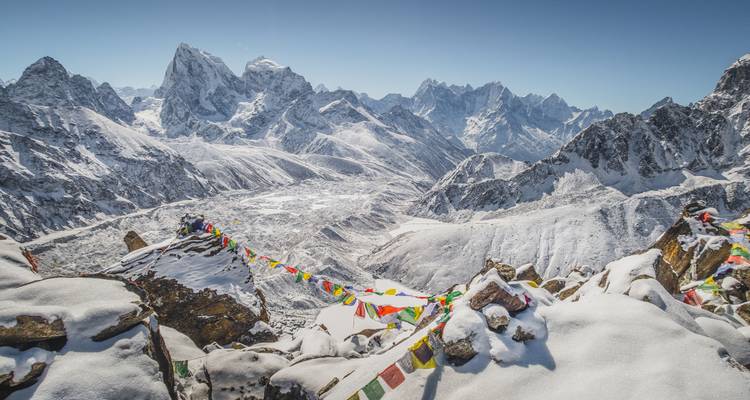 Himalayagebergte met kleurrijke gebedsvlaggen op de voorgrond.