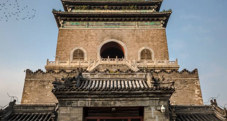 La majestueuse Tour du Tambour à Pékin s'élançant contre un ciel bleu dégagé