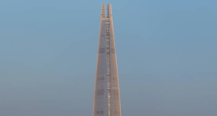 Vista aislada de la elegante Torre Lotte World elevándose hacia un cielo despejado y pálido.