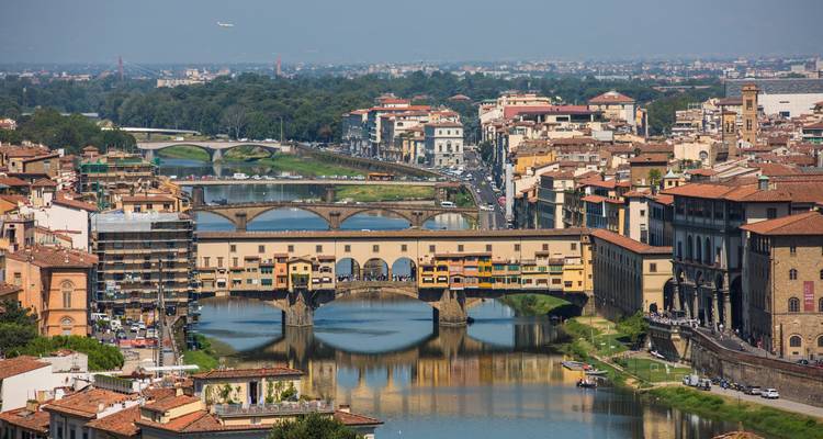 Vista elevada del Ponte Vecchio y varios puentes que atraviesan el río Arno en Florencia