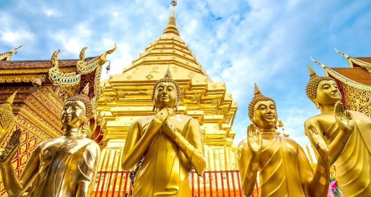 Goldene Buddha-Statuen in einem Tempel bei Tageslicht.