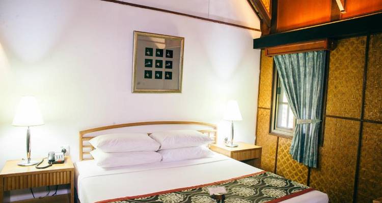 Chambre d'hôtel avec décoration en bois et un lit