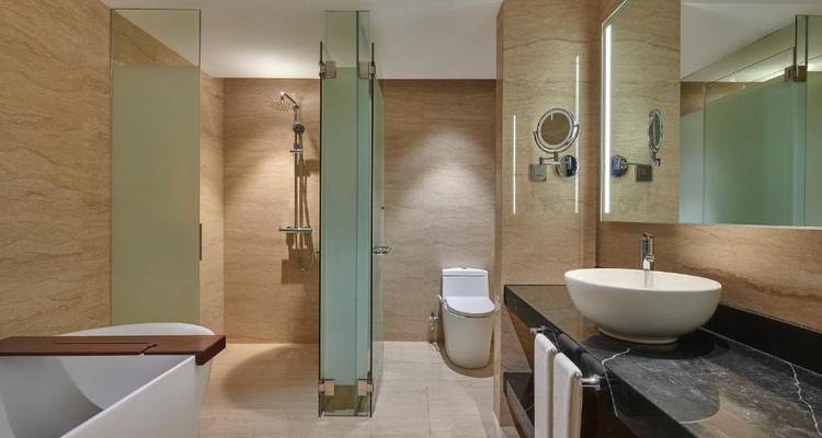 Salle de bain moderne avec cabine de douche en verre