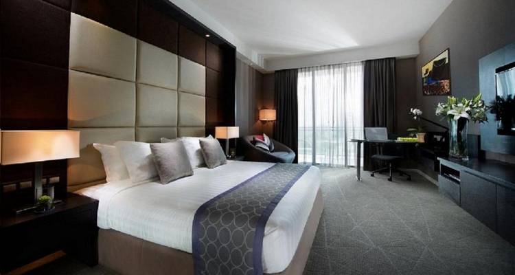 Chambre d'hôtel luxueuse avec un design intérieur moderne