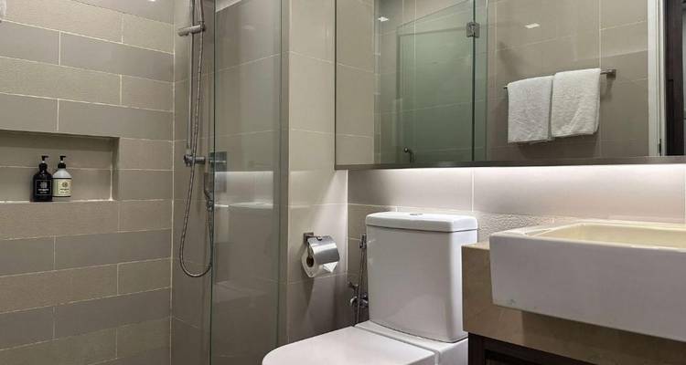 Salle de bain compacte avec équipements modernes