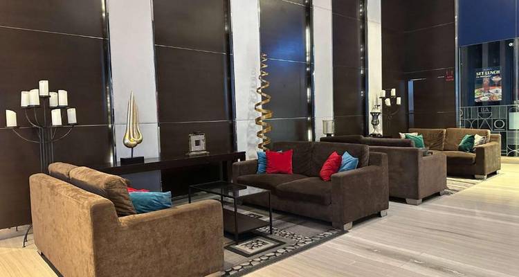 Espace salon d'hôtel avec sièges confortables