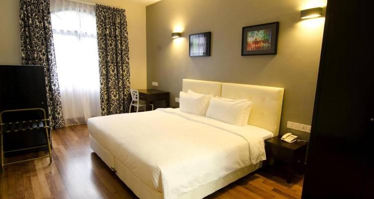 Chambre d'hôtel minimaliste avec un grand lit