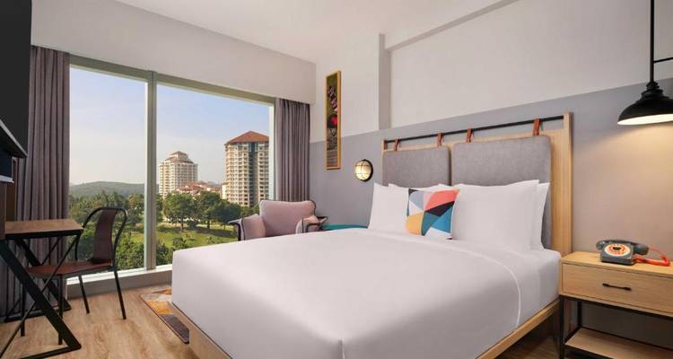 Chambre d'hôtel avec vue panoramique sur les gratte-ciel